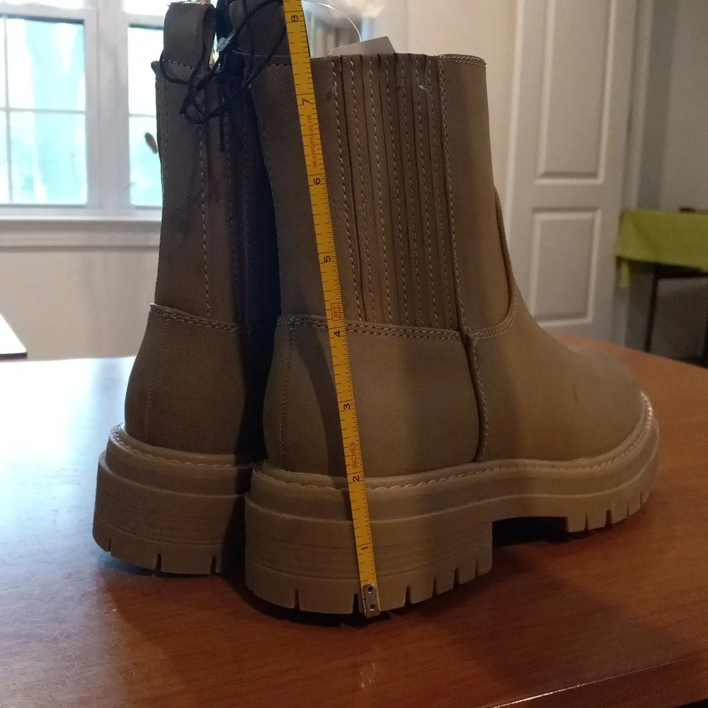 NWT 8.5 TT Ankle Boots Tan Memory Foam Comfy Slouchy Combat Moto Lug Chelsea